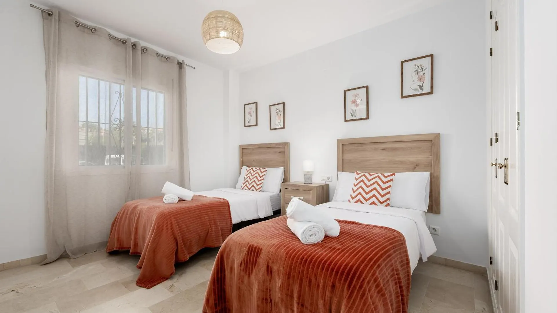 Right On The Beach - 4Br Seaview Estepona Lägenhet