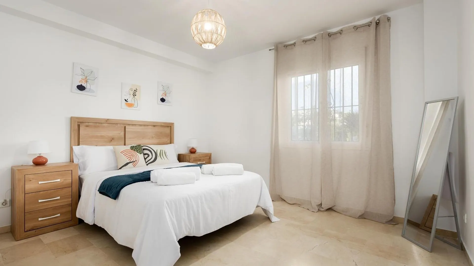 Right On The Beach - 4Br Seaview Estepona Lägenhet