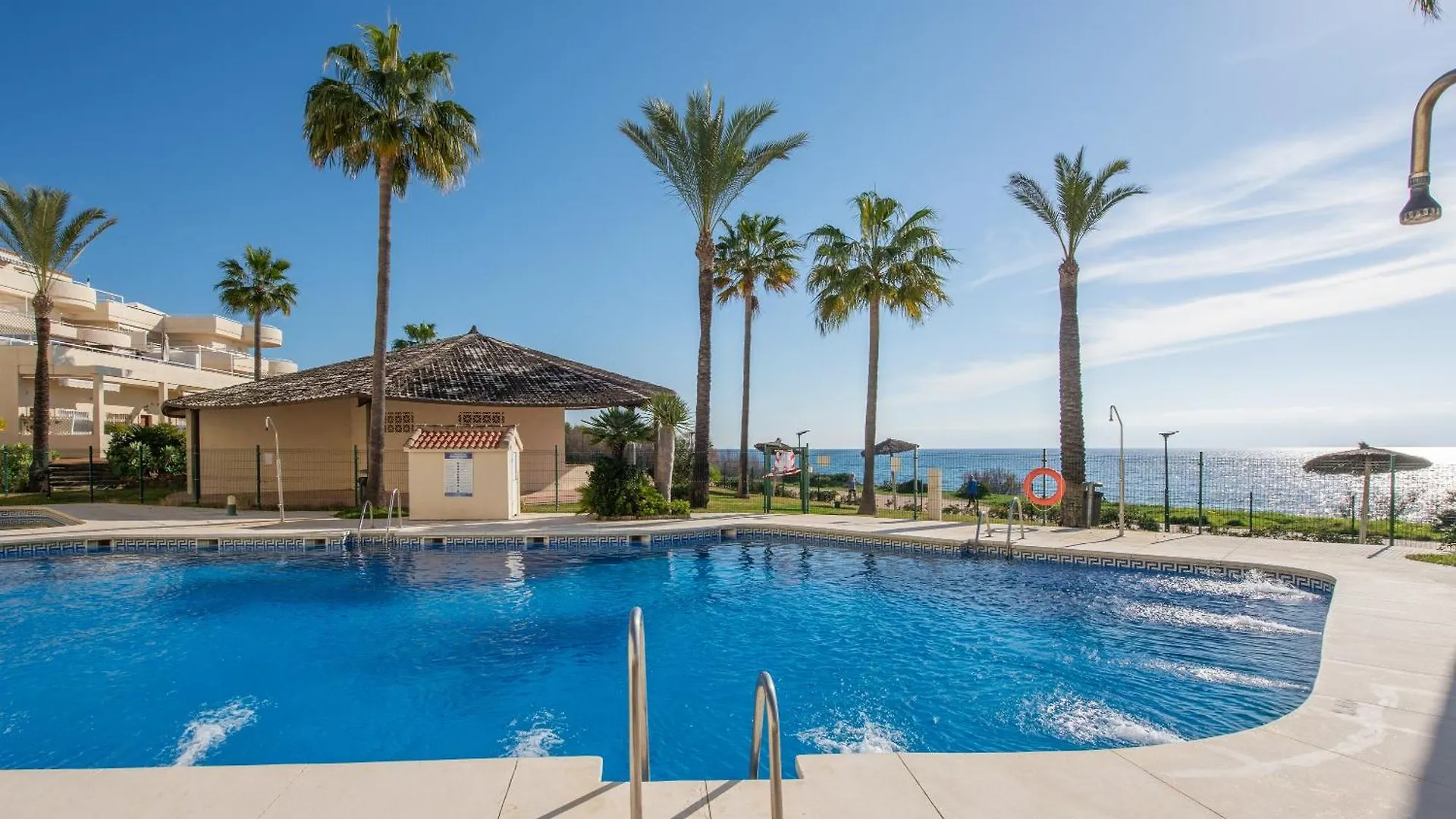 Right On The Beach - 4Br Seaview Estepona Lägenhet