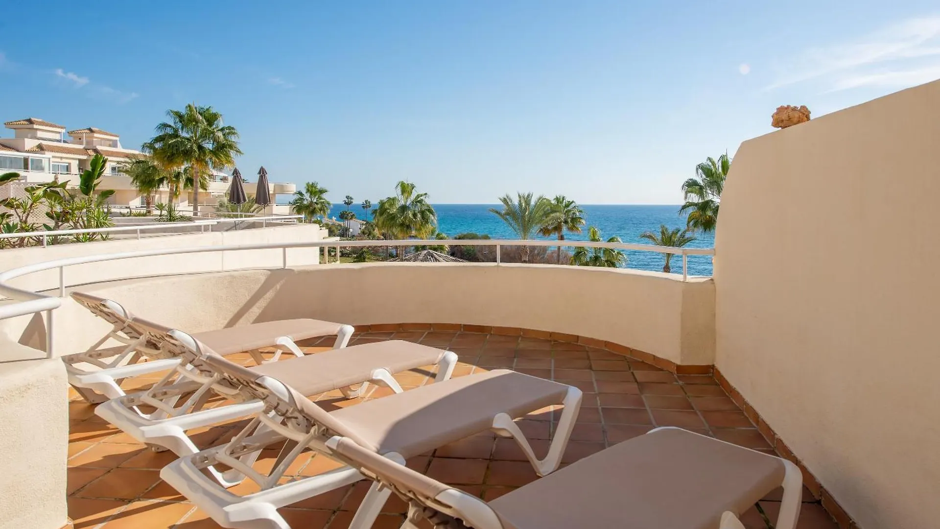 Lägenhet Right On The Beach - 4Br Seaview Estepona Spanien